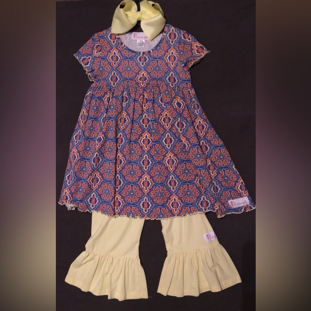 EUC.  Girls boutique set with hairbow. Elastic waist band. Ruffle bottoms.